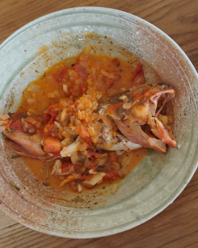 山形で釣られたアジとカサゴ。
今日は昼から捌きました。

#魚料理 #魚が美味しい